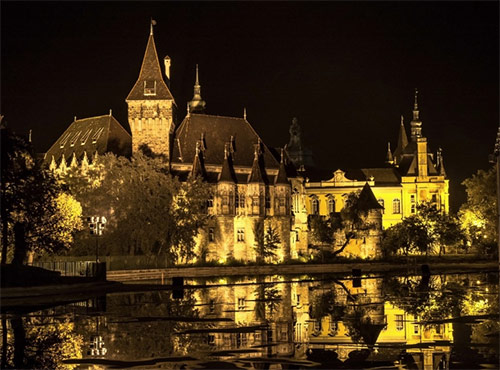 Замок Вайдахуняд в парке Варошлигет. Игра света и тени - прогулка по вечернему Будапешту. Великолепные панорамы Будапешта в вечерних огнях. Экскурсия на русском языке на автомобиле. Достопримечательности Будапешта ночью. Прогулка по ночному Будапешту