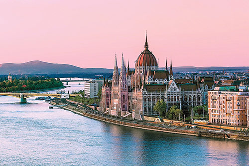 Здание венгерского парламента. Набережная Дуная. Визитные карточки Будапешта — самый популярный пешеходный тур Экскурсия на русском языке. Самые главные достопримечательности Будапешта. Пешеходный тур. Дунай. Здание парламента. 