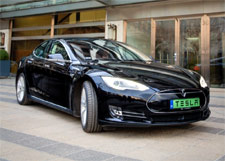 Трансфер из аэропорта Будапешт в центр на автомобиле Премиум класса TESLA. Аренда автомобиля с водителем.